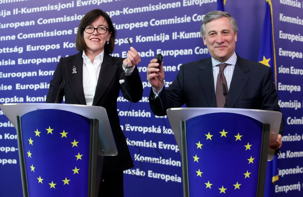 Antonio Tajani e Bridget Cosgrave presentano i caricatori universali