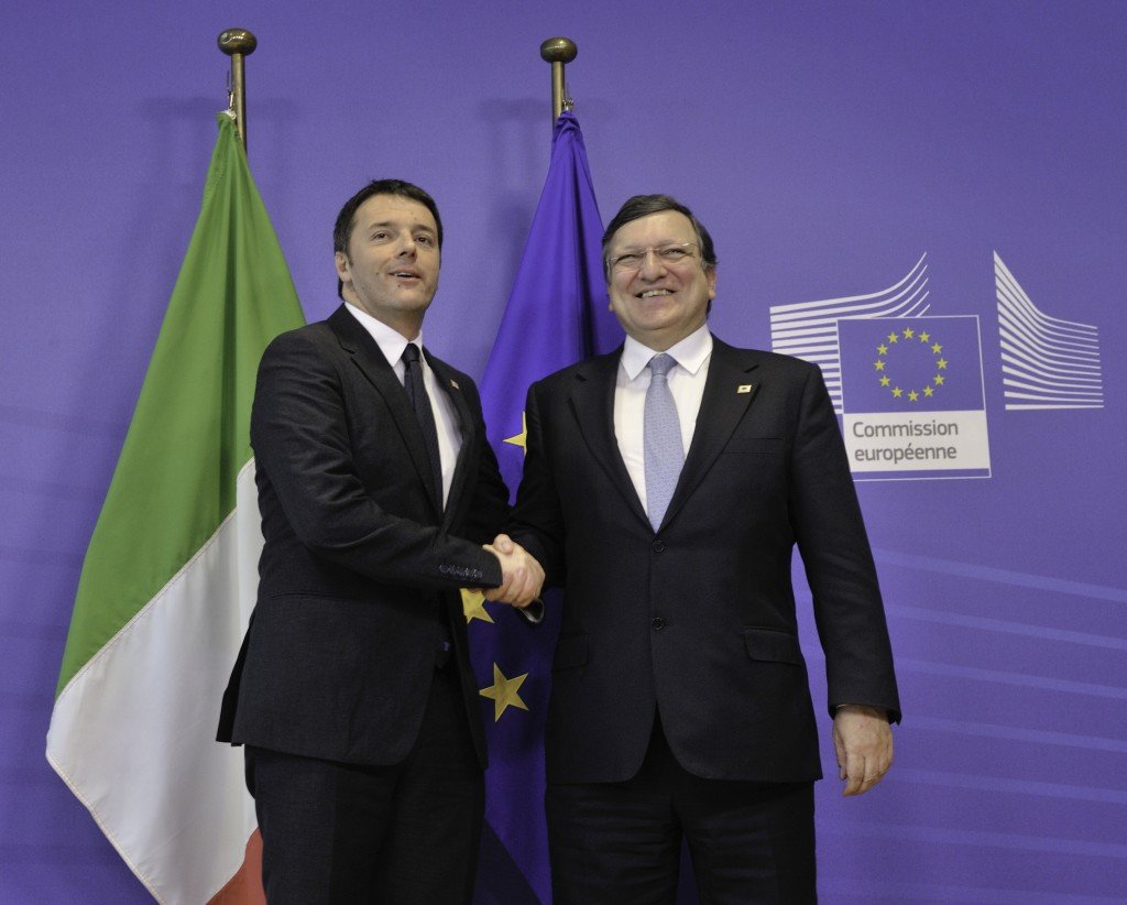Handshake between Matteo Renzi, on the left, and José Manuel Barroso