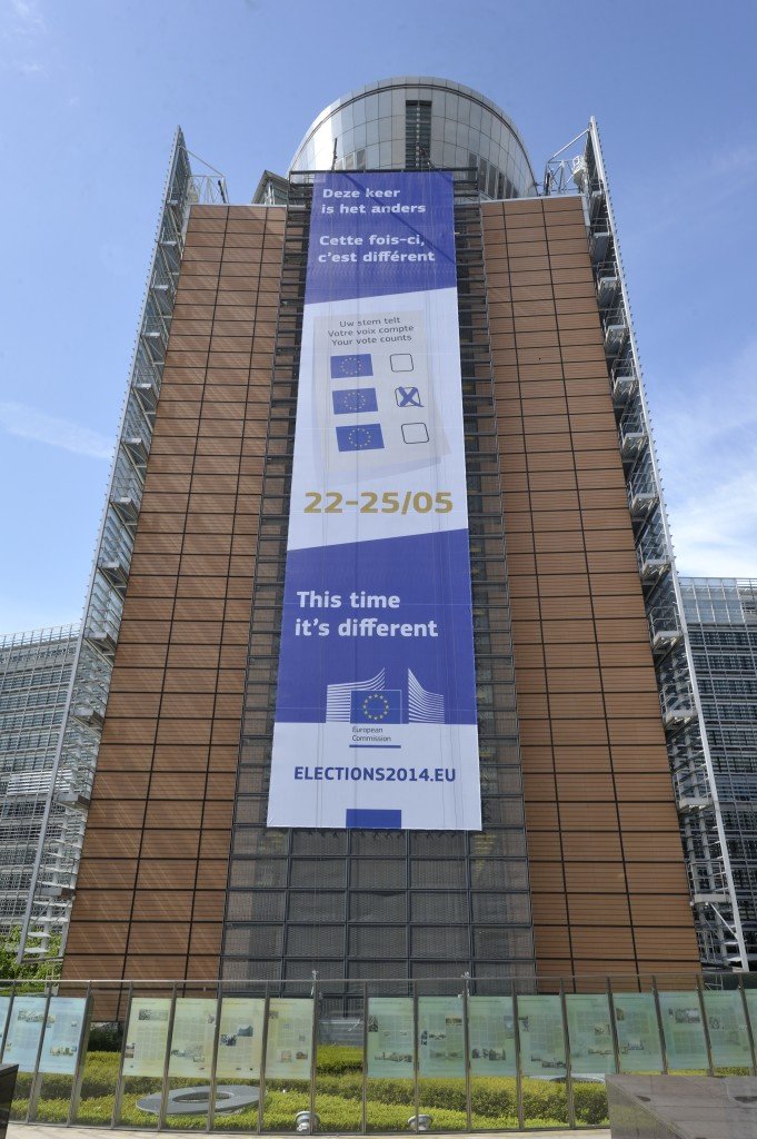 Le bâtiment Berlaymont avec une affiche portant l'inscription : "Cette fois-ci, c'est différent, votre voix compte" en néerlandais, français et anglais