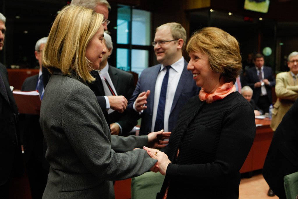 Handshake between Federica Mogherini, Italian Minister for Foreign Affairs, on the left, and Catherine Ashton, on the right, in the presence of Urmas Paet, Estonian Minister for Foreign Affairs, in the centre (in the foreground)