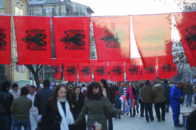 800px-Albanian_flags_Pristina Bandiere albanesi a Pristina (Kosovo)