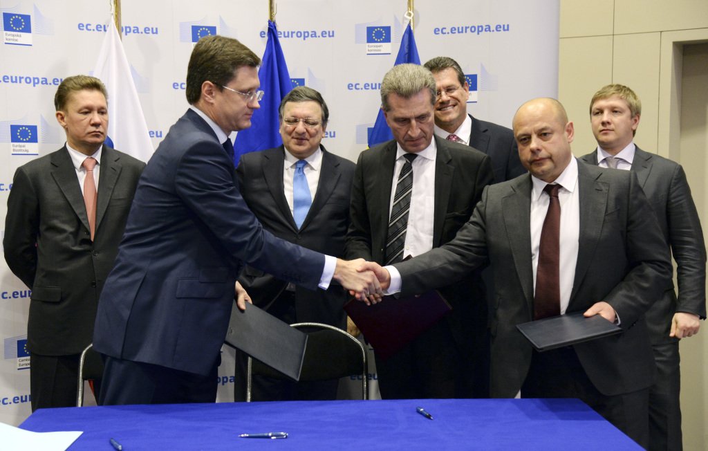 End of the signing ceremony of the gas agreements between Ukraine and Russia: handshake between Aleksandr Novak, 2nd from the left, and Yuriy Prodan, 2nd from the right, in the presence of Aleksey Miller, 1st from the left, Andriy Kobolyev, 1st from the right, José Manuel Barroso, 3rd from the left, Maroš Šefčovič, 3rd from the right, and Günther Oettinger
