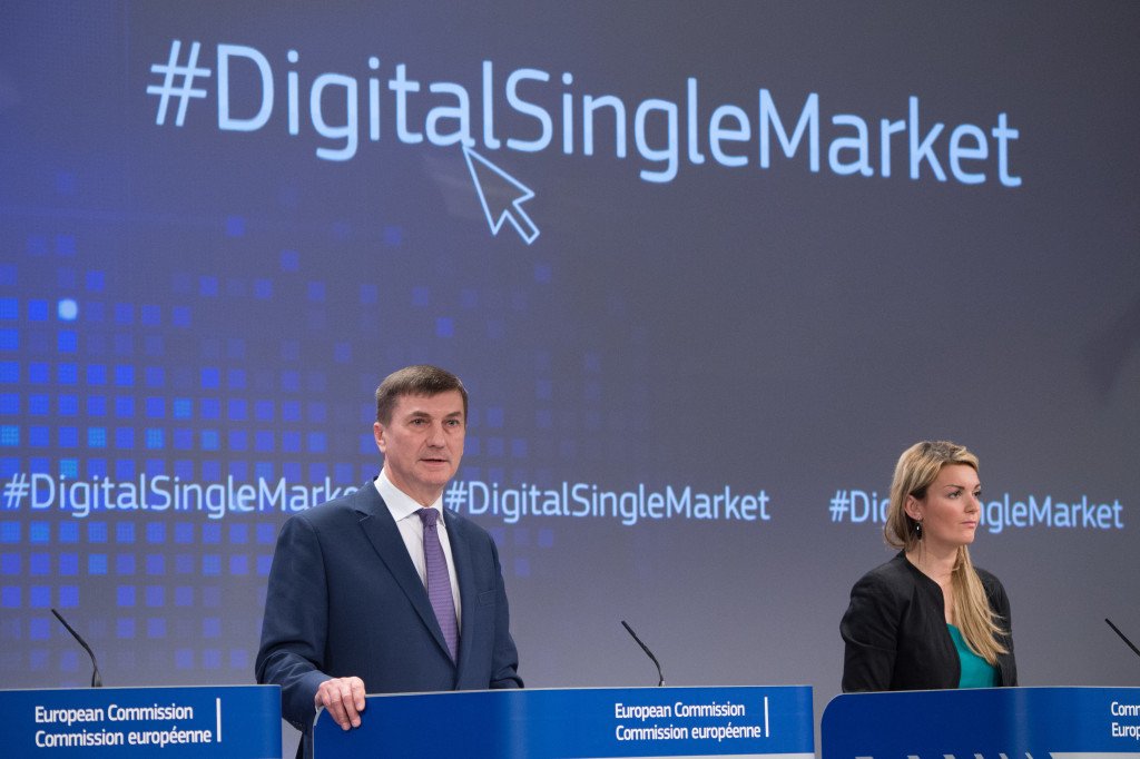 Andrus Ansip, on the left, and Mina Andreeva, Deputy Chief Spokesperson of the EC
