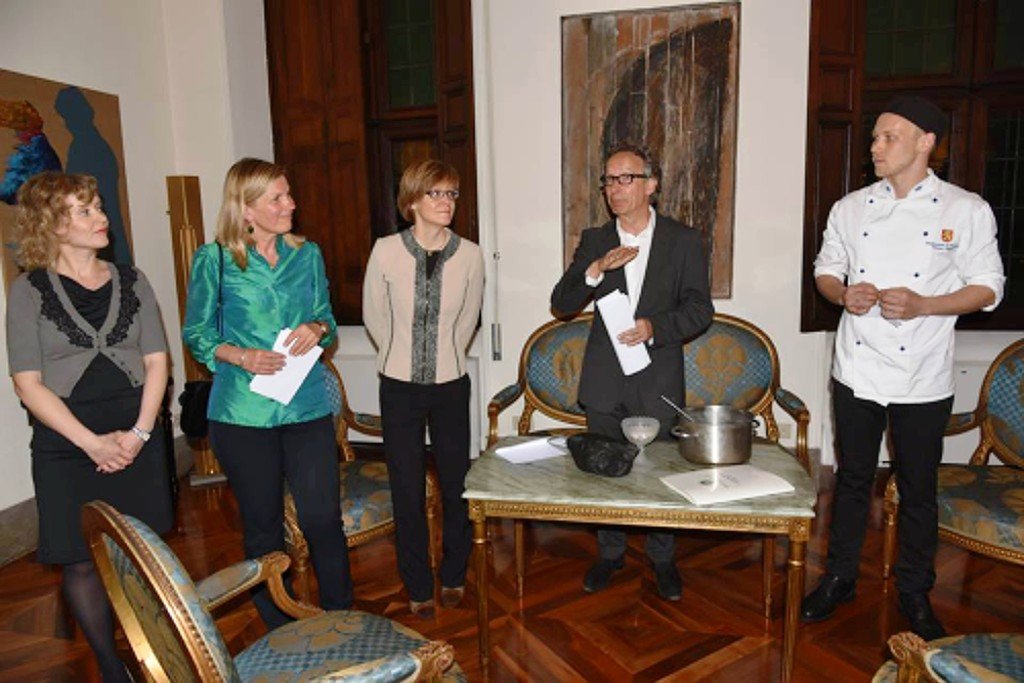 Amb Fin 27 4 2015