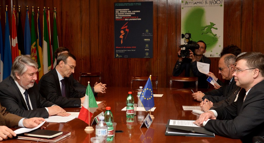 Discussion between Giuliano Poletti, on the left, and Valdis Dombrovskis, on the right