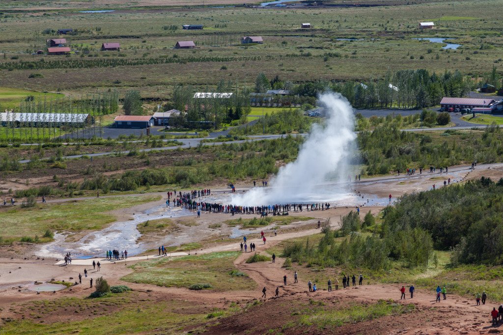 Strokkur,_Área_geotérmica_de_Geysir,_Suðurland,_Islandia,_2014-08-16,_DD_098