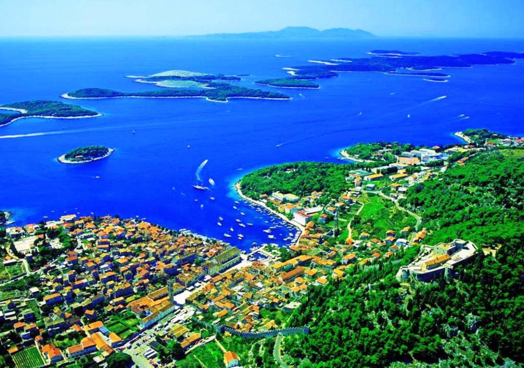 Sai dov'è l'isola di Hvar? In Croazia, è come sentirsi a Venezia - Eurocomunicazione