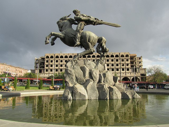 Yerevan al bivio: Mosca o Bruxelles? Forse quel segnale proveniente dal Vaticano…