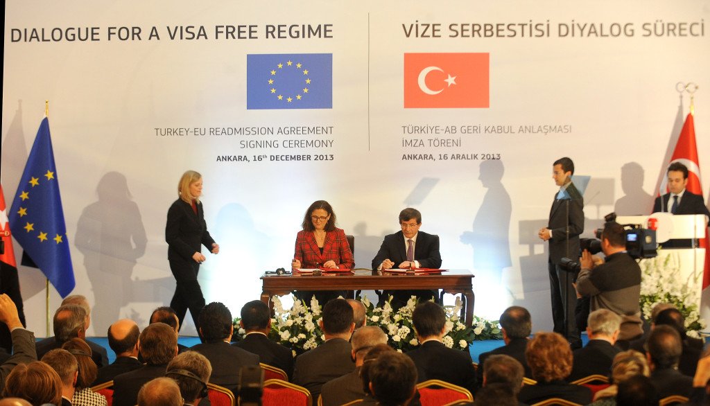 Signing ceremony of the EU/Turkey readmission agreement by Ahmet Davutoğlu, seated, on the right, and Cecilia Malmström, seated, on the left