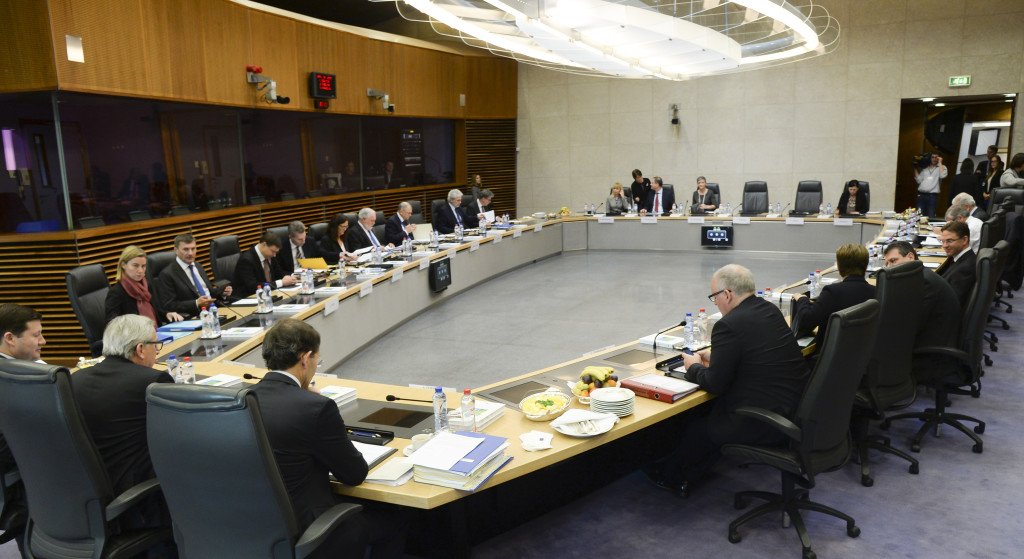 Round table: Federica Mogherini, Andrus Ansip, Valdis Dombrovskis, Günther Oettinger, Cecilia Malmström, Miguel Arias Cañete, Vytenis Andriukaitis, Christos Stylianides, Jonathan Hill, Elżbieta Bieńkowska, Marianne Thyssen, standing, Tibor Navracsics, Margrethe Vestager, Vĕra Jourová, Dimitris Avramopoulos, Karmenu Vella, Jyrki Katainen, Maroš Šefčovič, Kristalina Georgieva, Frans Timmermans, Alexander Italianer, Jean-Claude Juncker and Martin Selmayr, his Head of Cabinet (in a clockwise direction)