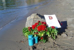 Moments_of_Mourn_For_Alan_Kurdi_DI_September_2015