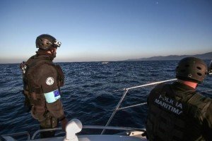 Polizia portoghese in rappresentanza dell’agenzia Frontex durante un pattugliamento sulle coste dell’isola greca di Lesbo.