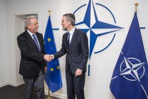 Stretta di mano tra Dimitris Avramopoulos, Commissione europeo per le migrazioni e il segretario generale NATO Jens Stoltenberg.