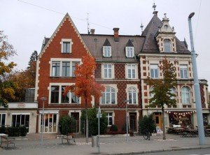 Palazzo-bello-con-albero-rosso-alla-fermata