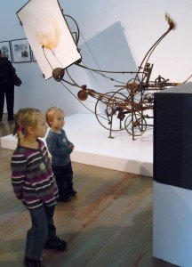 bambini-davanti-opera-Tinguely