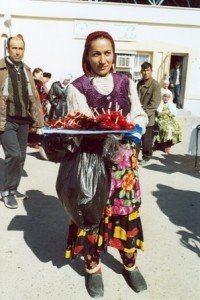 Uzbekistan-donna-al-mercato-con-mele.jpg-2
