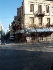 militari agli angoli delle strade