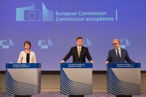 I commissari Marianne Thyssen, Valdis Dombrovskis e Pierre Moscovici