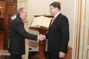 Pietro Carlo Padoan, e il vicepresidente della Commissione europea Valdis Dombrovskis