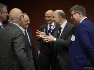 Il ministro Pietro Carlo Padoan e il commissario Pierre Moscovici durante una riunione dell'Eurogruppo
