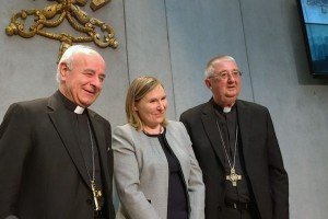 I monsignori Paglia e Martin con al centro l'ambasciatrice irlandese