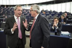 Discussion between Nigel Farage, Member of the EP, and Jean-Claude Juncker (in the foreground, from left to right)