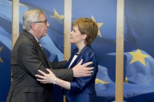 Nicola Sturgeon con Jean-Claude Juncker