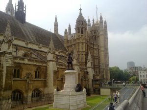 Statue_of_Oliver_Cromwell_outside_Palace_of_Westminster