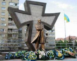 stepan-bandera-monument in Ivanovo Frankivsk.jpg