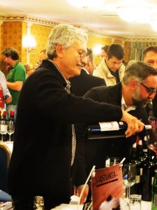 Massimo D'Alema versa Sfide 2014 della sua azienda La Madeleine