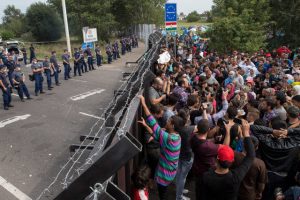 migrants-refugees-hungary-border-horgos-640x427