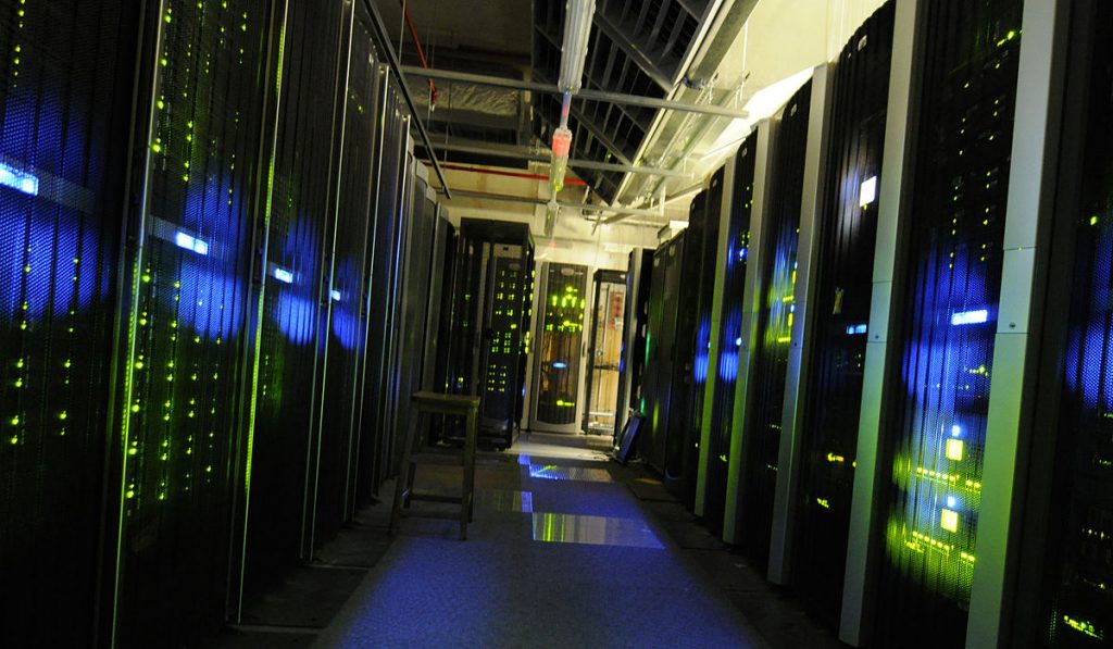 1200px-A_view_of_the_server_room_at_The_National_Archives