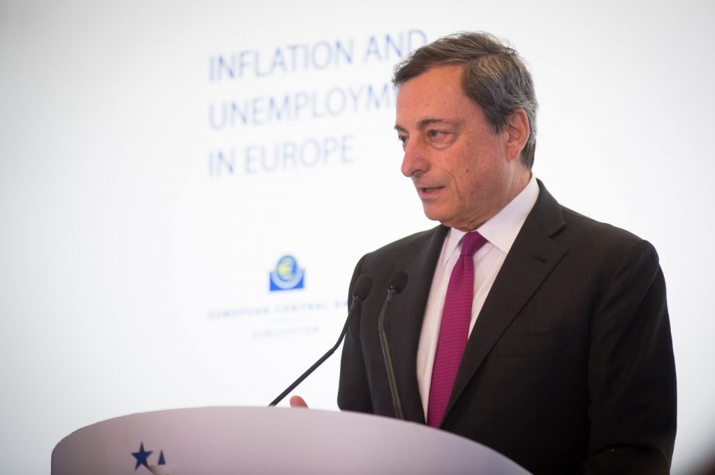 Draghi difende euro “irrevocabile” ma anche surplus Germania