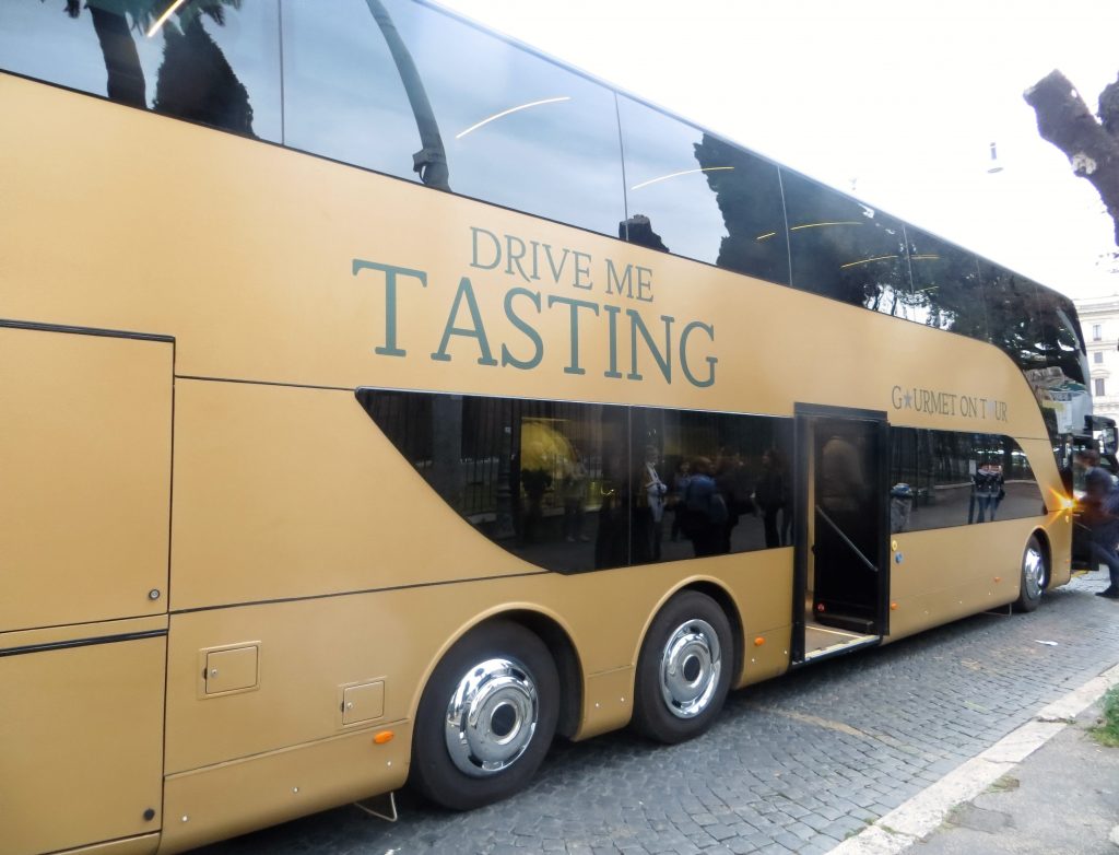 Visitare Roma con il nuovo gourmet bus