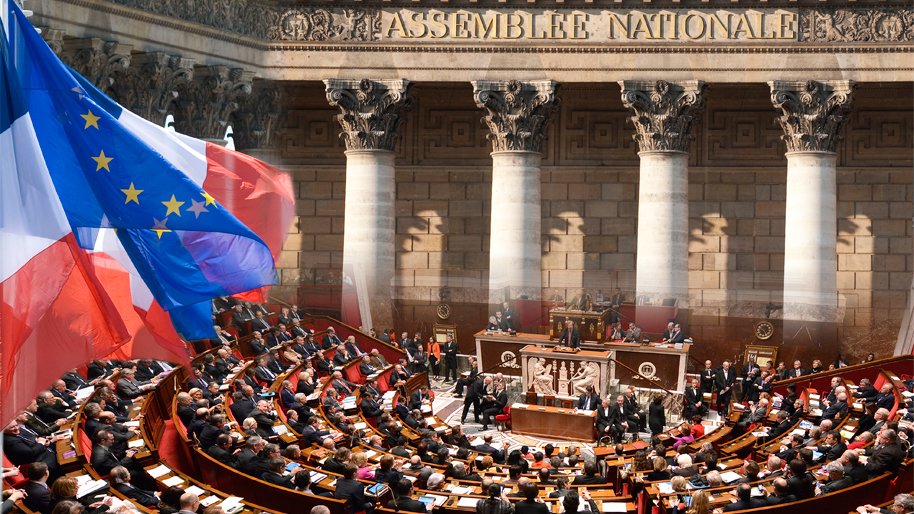 montage-hemicycle-colonnade-et-drapeaux