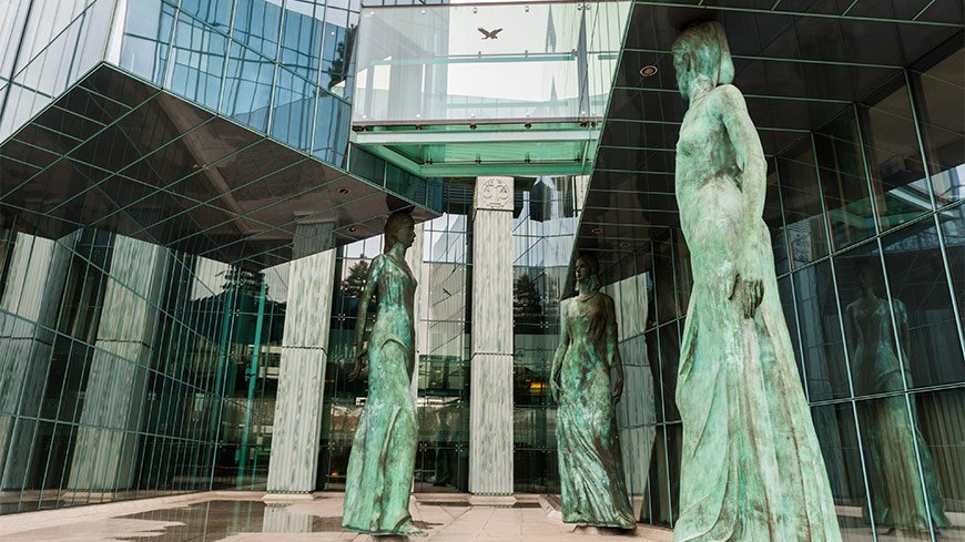 Varsovie-Supreme-Court_shutterstock_287004221