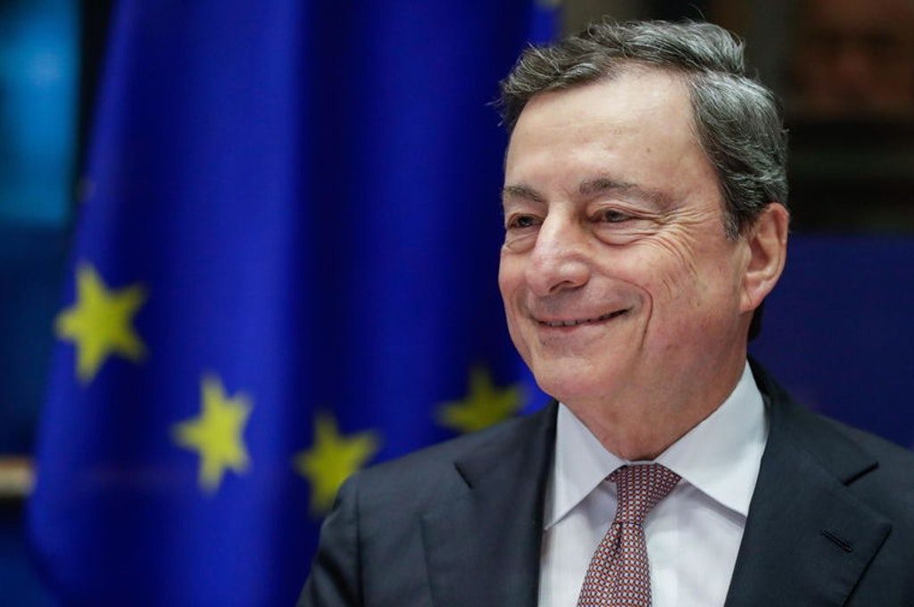 Saluti col bazooka, il commiato spumeggiante di Draghi alla Bce