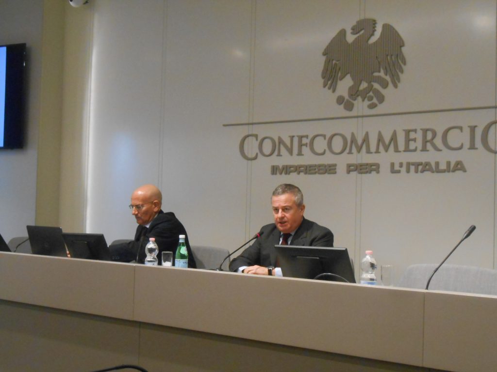 Confcommercio: le spese di Natale in calo del 30% in 10 anni
