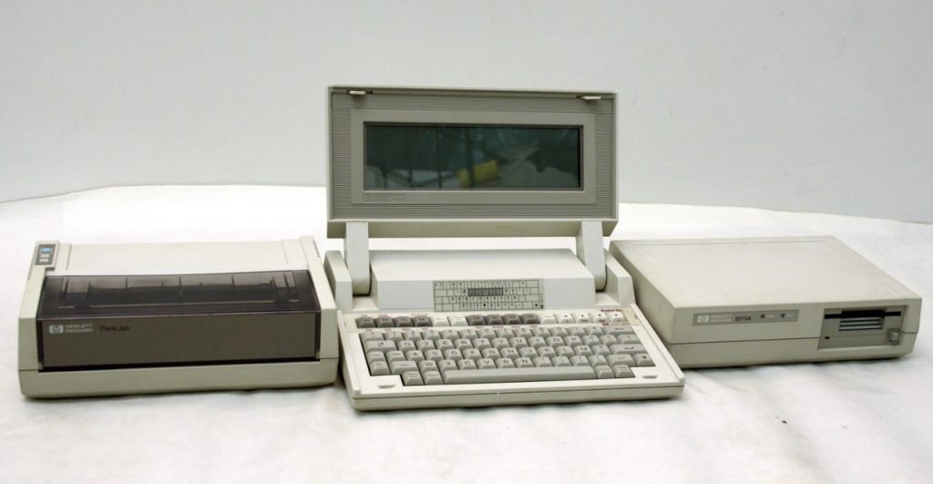Personal_computer_con_interfaccia_a_riga_di_comando,_portatile_-_Museo_scienza_tecnologia_Milano_15751