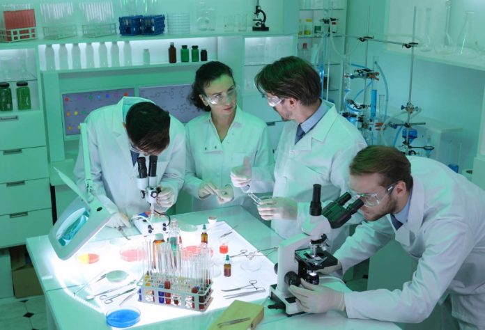 shutterstock_1biologi-ricerca-vaccini-1030x702