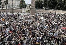 Roma rende omaggio a Floyd. A Piazza del Popolo “Black lives matter”