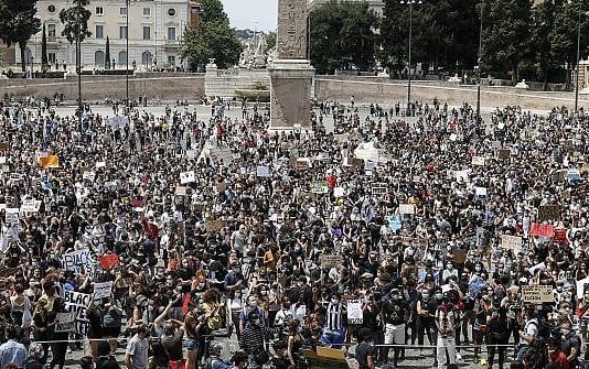 Roma rende omaggio a Floyd. A Piazza del Popolo “Black lives matter”