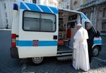 Papa Francesco dona “l’ambulanza per i poveri di Roma”