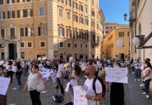 Emergenza Covid, protesta dei giovani laureati davanti a Montecitorio