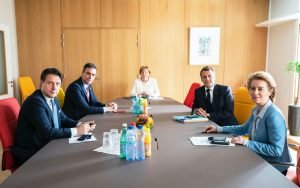 Negli uffici della delegazione tedesca al Consiglio europeo, tra la cancelliera tedesca Angela Merkel, il premier italiano Giuseppe Conte, il presidente francese Emmanuel Macron, il primo ministro spagnolo Pedro Sanchez, e la presidente della Commissione europea Ursula Von Der Leyen, Bruxelles