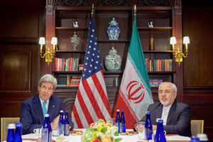 L'ex Segretario di Stato John Kerry e il Ministro degli Esteri iraniano Zarif