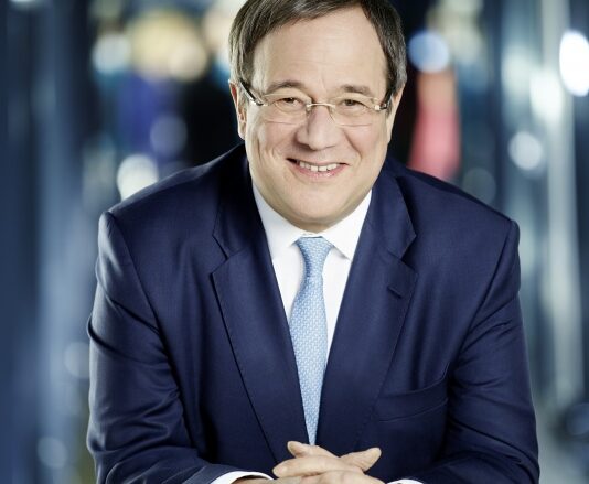 Armin Laschet è il successore di Angela Merkel. Ue più solidale Armin Laschet al posto di Angela Merkel