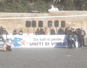 Slogan manifestazione turismo Piazza del Popolo Roma Manifestazione agenti di viaggio a Roma Piazza del Popolo