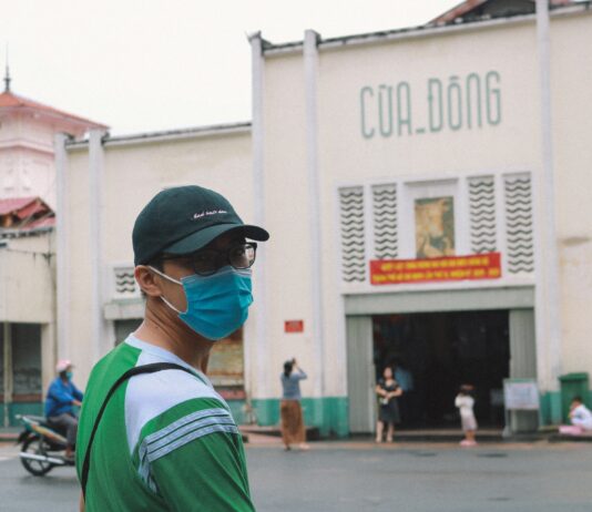 Il Vietnam si staglia all’orizzonte tra i Paesi del Sud-Est asiatico GIOVANE VIETNAMITA CON MASCHERINA
