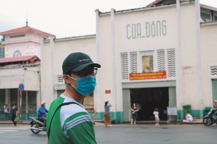 GIOVANE VIETNAMITA CON MASCHERINA